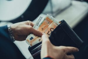 Αύξηση κατώτατου μισθού: Πώς επηρεάζονται οι τριετίες – Πόσο θα ενισχυθεί το επίδομα προϋπηρεσίας