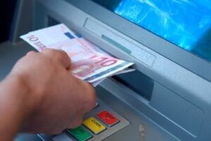 Ειδική τραπεζική αργία από σήμερα: Πότε θα καταβληθούν μισθοί και επιδόματα – Τι αλλάζει στις συναλλαγές