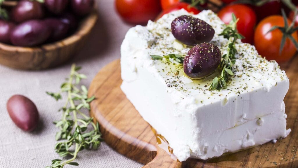 Φέτα: Η ακρίβεια την έχει μετατρέψει σε είδος πολυτελείας