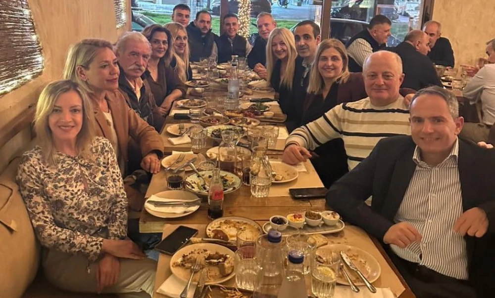 Στη Νέα Σμύρνη ο Γρηγόρης Δημητριάδης: Χαλαρή συνάντηση με «γαλάζια» στελέχη και συζητήσεις για τις πολιτικές εξελίξεις