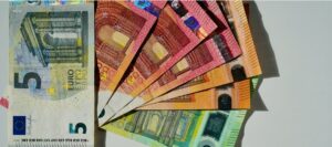 κλιμακωτό επίδομα ανεργίας ύψους έως και 1.295 ευρώ