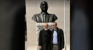 Στη Δερβιτσάνη ο Δημητριάδης: ιδιωτική επίσκεψη ⁠στο άγαλμα του παππού του συνοδεία του Έντι Ράμα