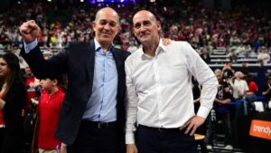 Οι αδελφοί Αγγελόπουλοι σε γήπεδο μπάσκετ
