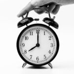 Αναλογικό ξυπνητήρι για την αλλαγή ώρας 2026 και την επιστροφή στη χειμερινή ώρα