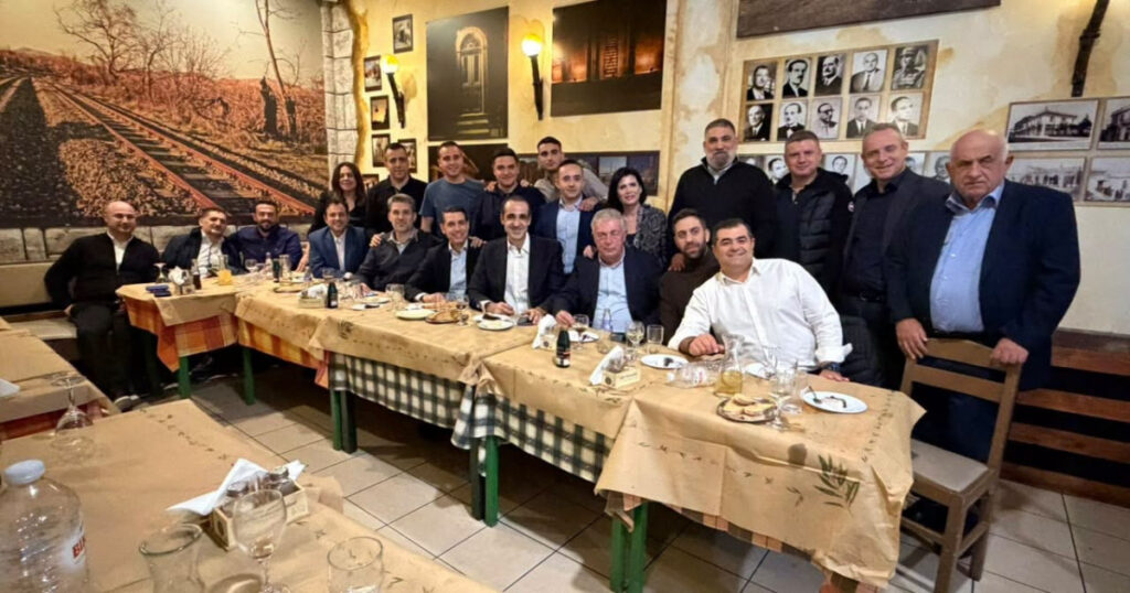 Ο Γρηγόρης Δημητριάδης με στελέχη της ΝΔ και της ΟΝΝΕΔ στην Καλλιθέα
