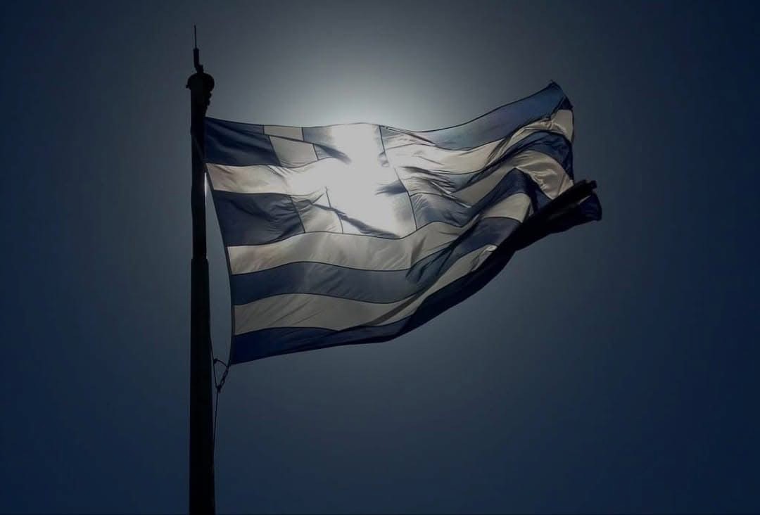 Η ελληνική σημαία κυματίζει