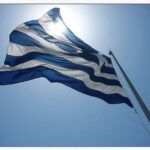 Η ελληνική σημαία κυματίζει