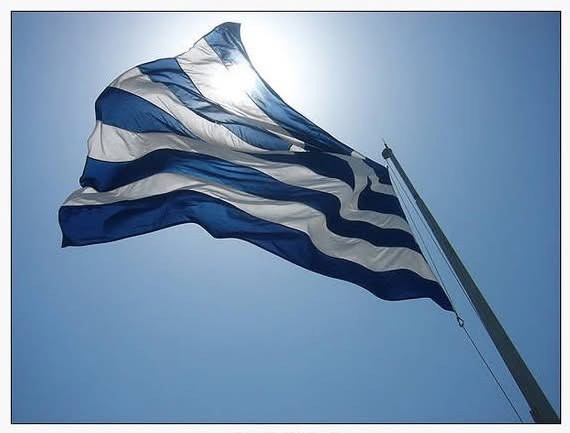 Η ελληνική σημαία κυματίζει
