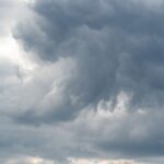 Σκούρα σύννεφα στον ουρανό· ενδεικτική φωτογραφία καιρού.