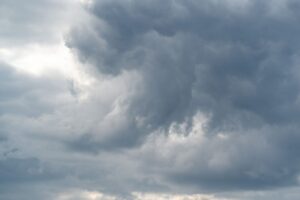 Σκούρα σύννεφα στον ουρανό· ενδεικτική φωτογραφία καιρού.