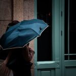 Πεζή με ομπρέλα σε βρεγμένο δρόμο — ενδεικτική φωτογραφία καιρού