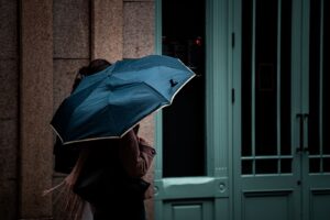 Πεζή με ομπρέλα σε βρεγμένο δρόμο — ενδεικτική φωτογραφία καιρού